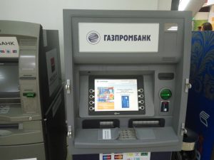 gazprombank-snjatie-nalichnyh-bez-komissii-v-bankomatah-drugih-bankov